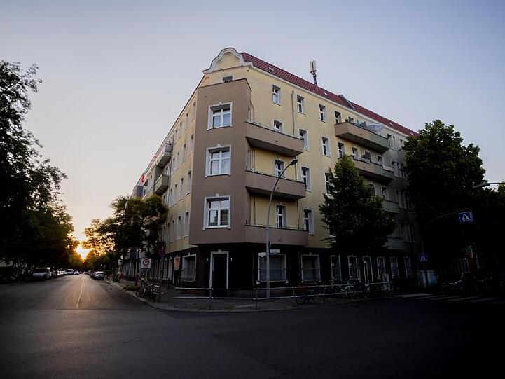 Der unter Quarantäne gestellte Wohnblock in Berlin-Neukölln.