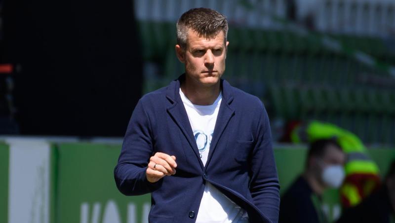 Münchens Trainer Jens Scheuer steht am Spielfeldrand.