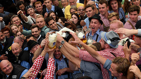 Volle Bierzelte gehören zum Oktoberfest – die Ansteckungsgefahr steigt. (Archivbild)