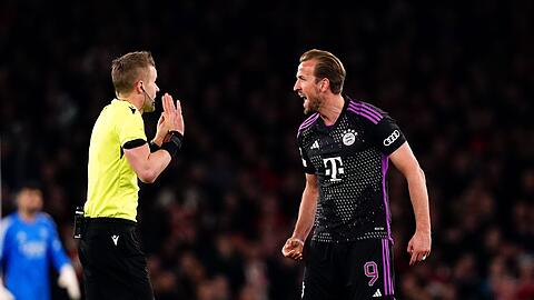 Mit den Schiedsrichterentscheidungen waren die Bayern um Harry Kane (r) nicht zufrieden.