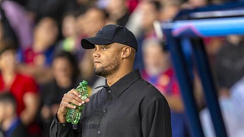 Abwarten und Wasser trinken: Bayern-Trainer Vincent Kompany wirkt aktuell nicht beunruhigt.
