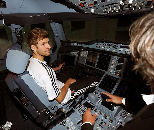 Die DFB-Elf hat sich bei Lufthansa das Cockpit des A-380 angesehen. Die Bilder.