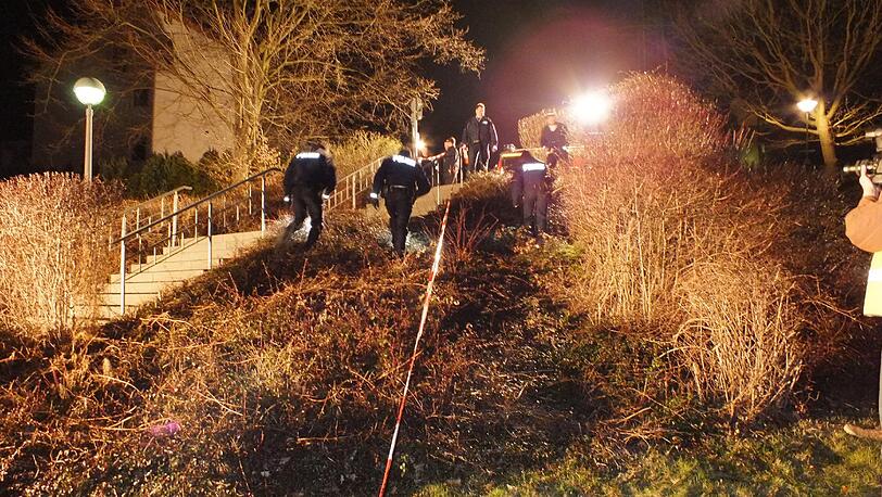 Polizisten suchen am Samstag (17.03.12) in Hagen - Haspe in der Nähe der Wohnung der Toten.