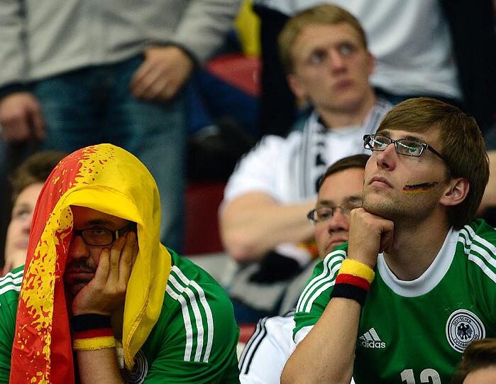 Tränen, Trauer, Tragik: Nach dem Halbfinal-K.o. gegen Italien können es viele Fans nicht fassen, dass der Traum vom EM-Titel vorbei ist. Die Bilder