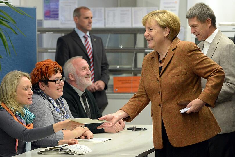 Bundeskanzlerin Angela Merkel (CDU) wirft am 22.09.2013 in Berlin ihren Stimmzettel zur Bundestagswahl 2013 in die Wahlurne.