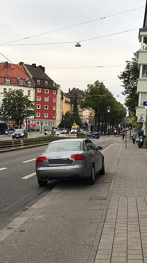 Autos und Lieferwagen, die auf dem Radweg parken und so zur Gefahr für Radler und Fußgänger werden können. Solche Situationen sind in ganz München zu beobachten.