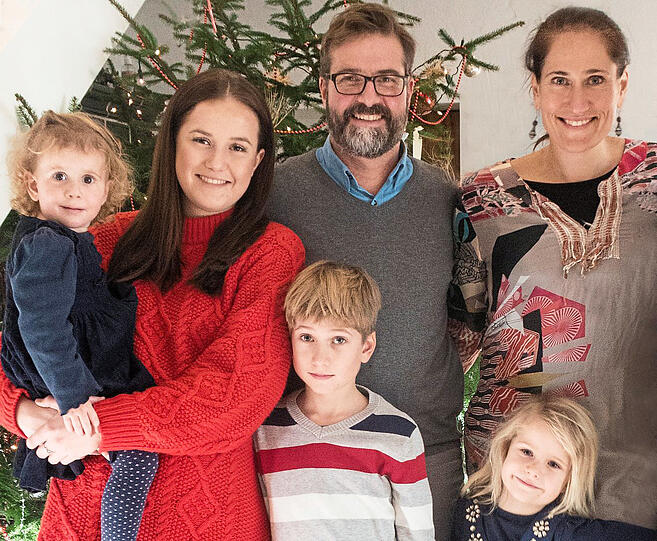 Die ganze Familie Dahle: Emma auf dem Arm von Halbschwester Valentina, Konstantin, Matteo, Anja und Lilli.