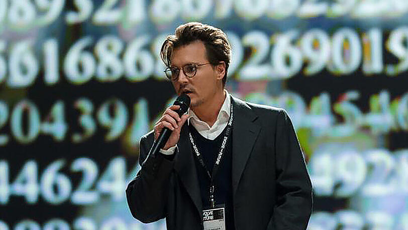 "Transcendence": Als der Wissenschaftler Will (Johnny Depp) sein Gehirn mit einem Computer verschmilzt, wird er zur Gefahr für die gesamte Welt ... "Transcendence": Als der Wissenschaftler Will (Johnny Depp) sein Gehirn mit einem Computer verschmilzt, wird er zur Gefahr für die gesamte Welt ...