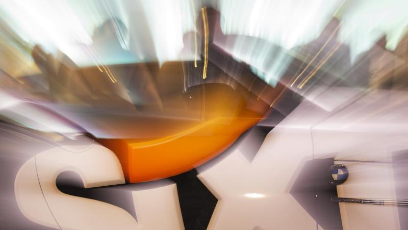 Das Sixt-Logo ist vor einem Sportwagen zu sehen. Foto: picture alliance / dpa/Symbolbild Das Sixt-Logo ist vor einem Sportwagen zu sehen. Foto: picture alliance / dpa/Symbolbild