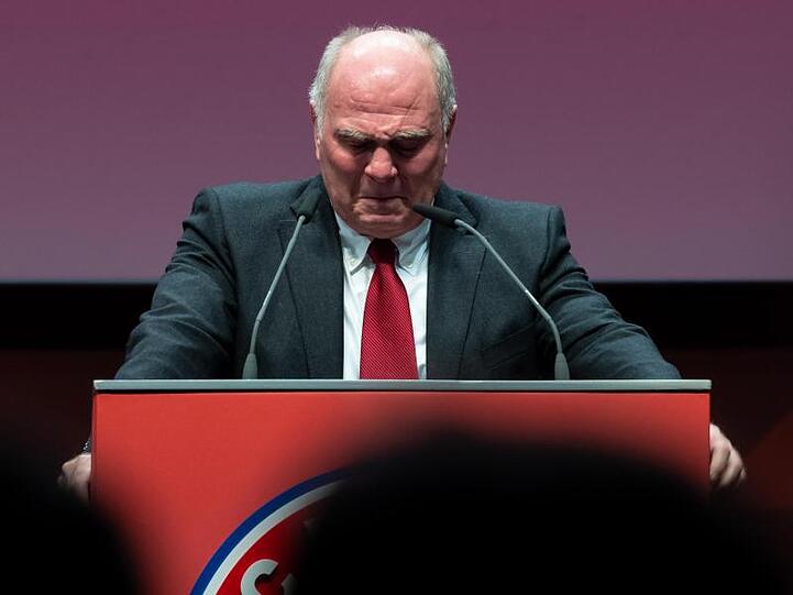 Bei seiner Rede rang Hoeneß um Fassung.