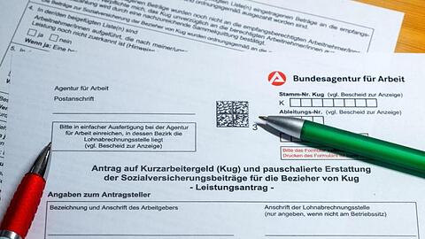 Zwei Kugelschreiber liegen auf einem Antragsformular für Kurzarbeitergeld. Foto: Jens Büttner/dpa-Zentralbild/dpa/Symbolbild