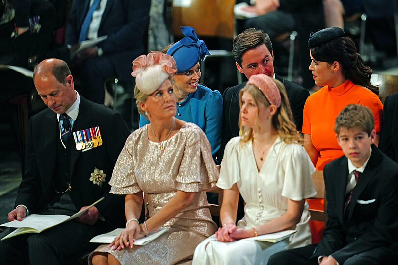 Queen-Sohn Prinz mit Ehefrau Sophie von Wessex und den Kindern Louise und James. Dahinter: Prinzessin Beatrice mit Ehefrau Edoardo Mapelli Mozzi und Prinzessin Eugenie
