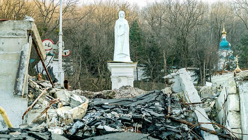 Eine Statue in der Nähe eines Klosters in Swjatohirsk ist nach Beschuss von Trümmern umgeben. Eine Statue in der Nähe eines Klosters in Swjatohirsk ist nach Beschuss von Trümmern umgeben.