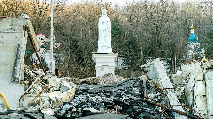 Eine Statue in der Nähe eines Klosters in Swjatohirsk ist nach Beschuss von Trümmern umgeben.