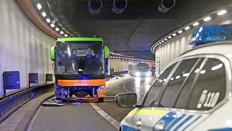 Aus ungeklärter Ursache ist am Freitagabend ein Reisebus im Brudermühltunnel verunglückt.