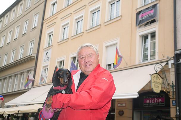 Dietmar Holzapfel, Wirt der Deutschen Eiche, hat nach dem Vorfall noch Schmerzen am Arm. Dackel Tino ist heil geblieben. Dietmar Holzapfel, Wirt der Deutschen Eiche, hat nach dem Vorfall noch Schmerzen am Arm. Dackel Tino ist heil geblieben.