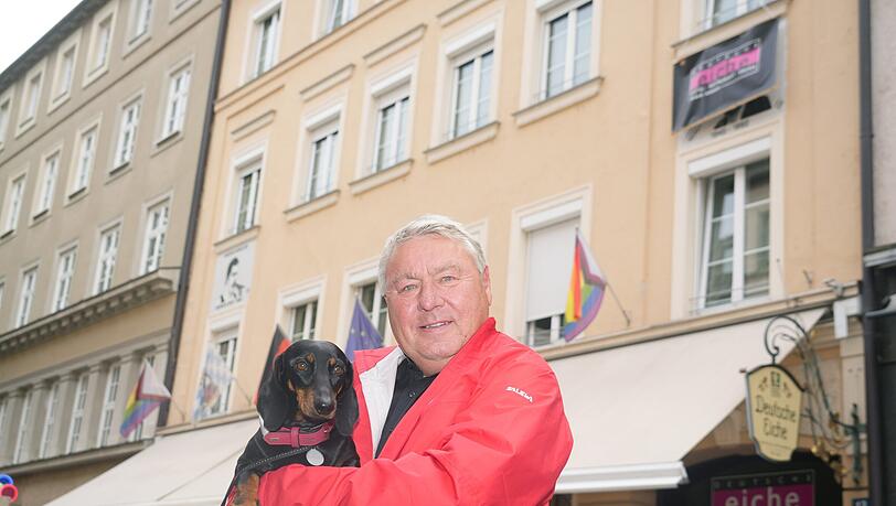 Dietmar Holzapfel, Wirt der Deutschen Eiche, hat nach dem Vorfall noch Schmerzen am Arm. Dackel Tino ist heil geblieben. Dietmar Holzapfel, Wirt der Deutschen Eiche, hat nach dem Vorfall noch Schmerzen am Arm. Dackel Tino ist heil geblieben.