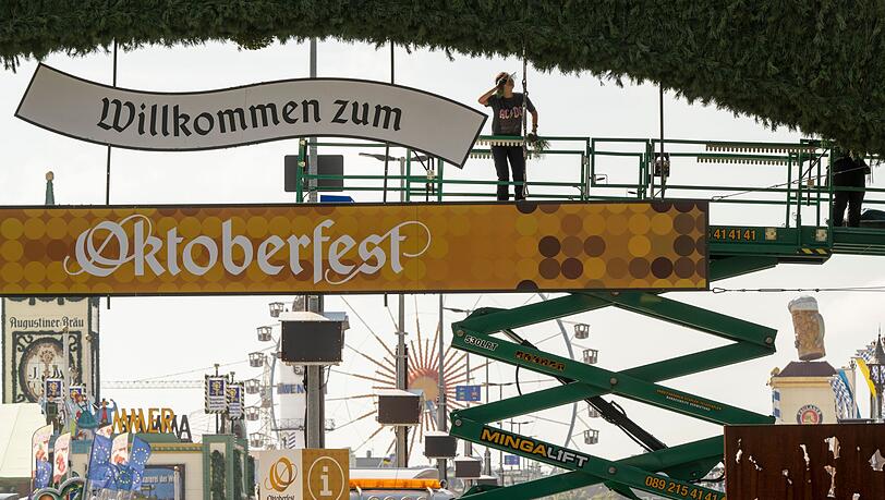 Der Aufbau dauert Monate: Ab Montag ist die Theresienwiese für das Oktoberfest gesperrt (Archivbild).