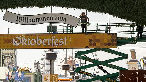 Der Aufbau dauert Monate: Ab Montag ist die Theresienwiese für das Oktoberfest gesperrt (Archivbild).