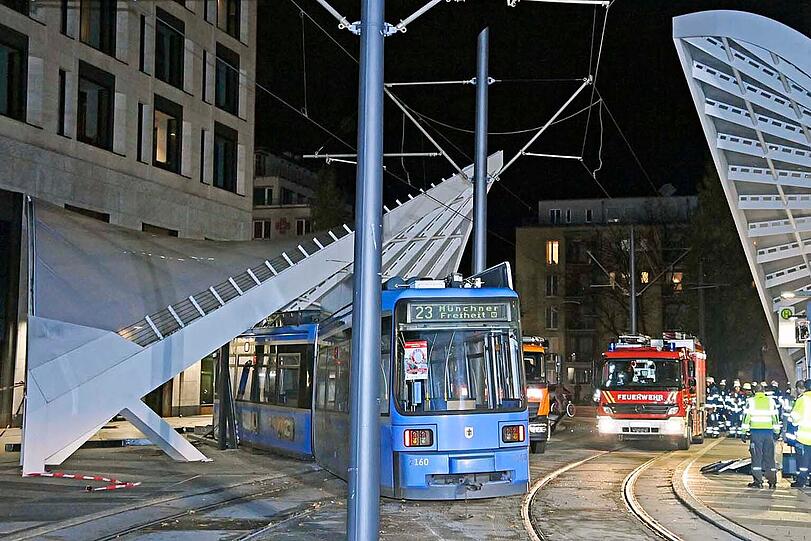Straßenbahn 23 in München entgleist.