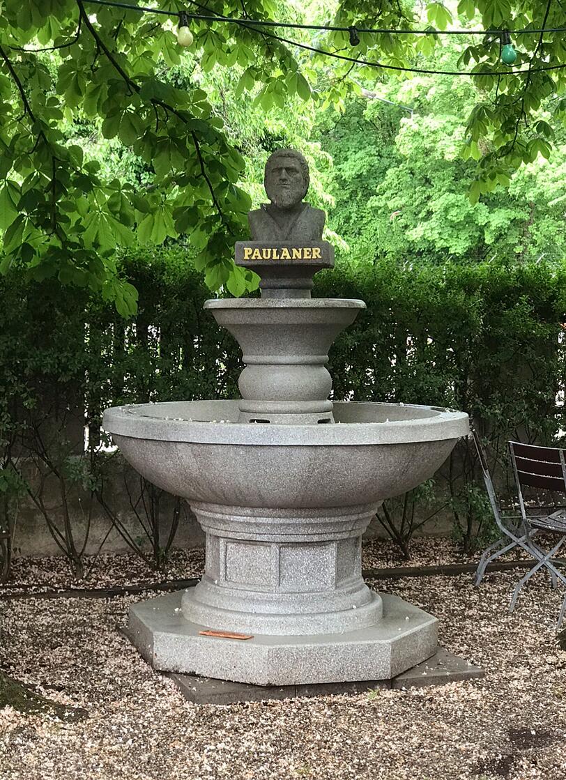Ein Exemplar von Rudi Reinstadlers Brunnen. Hier vollständig, samt Kopf. Ein Exemplar von Rudi Reinstadlers Brunnen. Hier vollständig, samt Kopf.