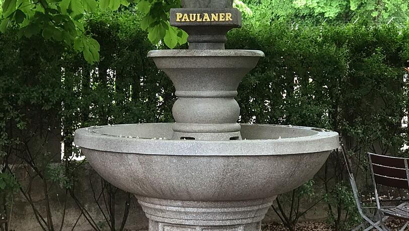 Ein Exemplar von Rudi Reinstadlers Brunnen. Hier vollständig, samt Kopf.