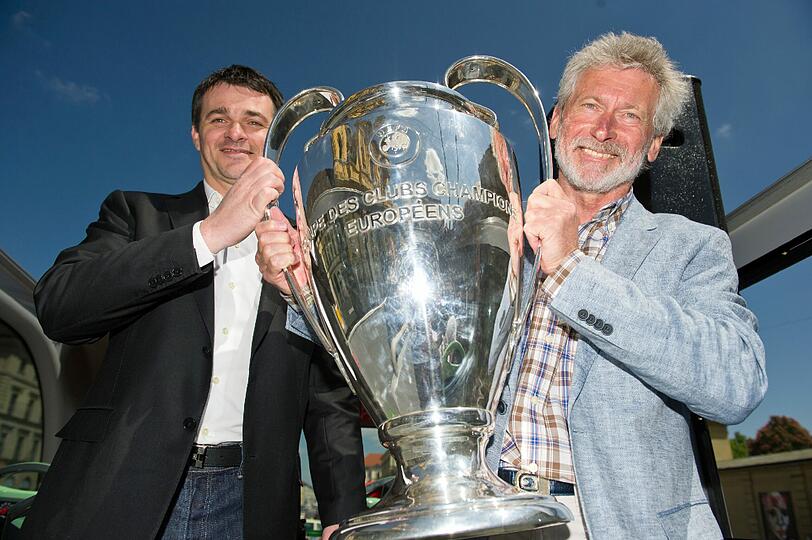Da ist das Ding! Bei der "Trophy Bus Parade" der UEFA tourt das Objekt der Begierde, der Champions League-Pokal, am Montag gemeinsam mit zahlreichen Promis durch München - sehen Sie hier die Bilder.