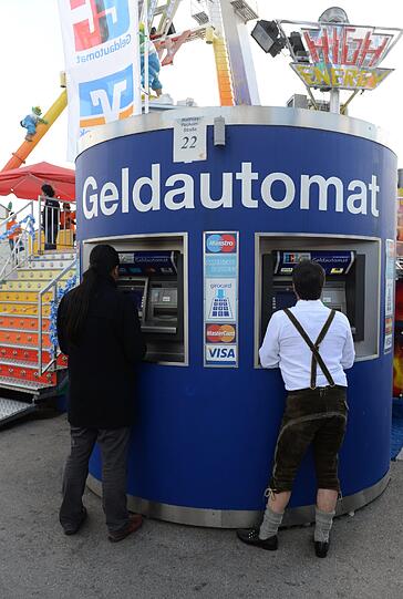 Multikulti-Wiesn: Am Geldautomaten auf dem Wiesn-Gelände wurden Abhebungen von EC-Karten aus 70 Nationen registriert, darunter auch Exoten wie die Cayman Islands.