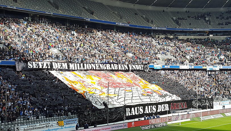 Raus aus der Arena, zurück ins Grünwalder: Die Fans des TSV 1860 hatten im Heimspiel gegen den 1. FC Nürnberg eine klare Botschaft loszuwerden. Raus aus der Arena, zurück ins Grünwalder: Die Fans des TSV 1860 hatten im Heimspiel gegen den 1. FC Nürnberg eine klare Botschaft loszuwerden.
