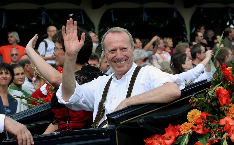Bürgermeister Hep Monatzeder ist bei der Baumpflanzaktion dabei und weiht das neue Bankerl ein.