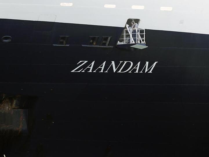 "Es sind schon vier Gäste gestorben und ich befürchte, dass weitere Menschenleben auf dem Spiel stehen", schreibt der Präsident der Reederei Holland America Line auf der Internetseite des Unternehmens.