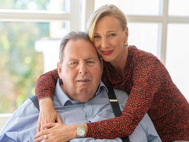 Schauspieler Ottfried Fischer und seine Lebensgefährtin Simone Brandlmeier. Foto: Armin Weigel/dpa/Archivbild