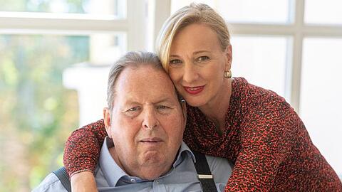Schauspieler Ottfried Fischer und seine Lebensgefährtin Simone Brandlmeier. Foto: Armin Weigel/dpa/Archivbild