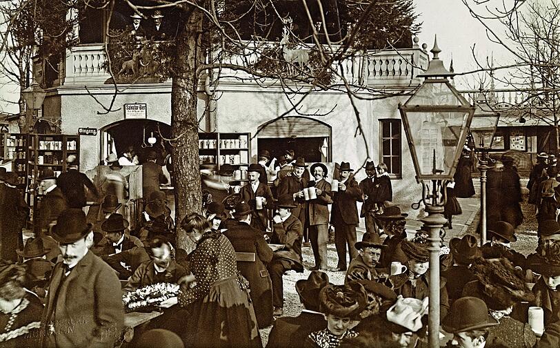 Ein Prosit der Gemütlichkeit, dieses Foto aus dem Kellergarten entstand im Jahr 1903.