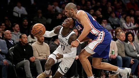 Dennis Schröder (l) kam gegen die 76ers auf 20 Punkte und 8 Vorlagen.