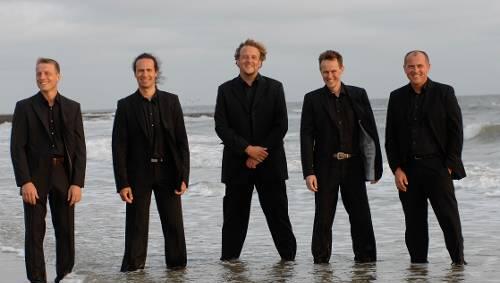 Wer, wie die Wise Guys, viel Geld mit A-capella verdient, kann sich schon mal mit dem guten Anzug ins Meer stellen.