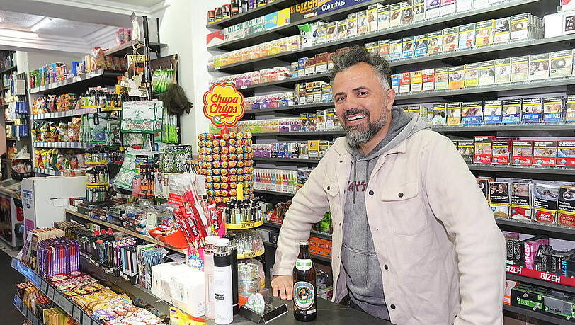 "Bricht OB Krause jetzt sein Wort?", fragt sich Shivan Beseh, der Betreiber des Sina-Shop-Kiosks in der Schellingstraße. "Bricht OB Krause jetzt sein Wort?", fragt sich Shivan Beseh, der Betreiber des Sina-Shop-Kiosks in der Schellingstraße.