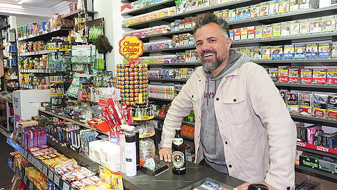 "Bricht OB Krause jetzt sein Wort?", fragt sich Shivan Beseh, der Betreiber des Sina-Shop-Kiosks in der Schellingstra&szlig;e.