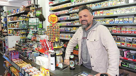 "Bricht OB Krause jetzt sein Wort?", fragt sich Shivan Beseh, der Betreiber des Sina-Shop-Kiosks in der Schellingstra&szlig;e.