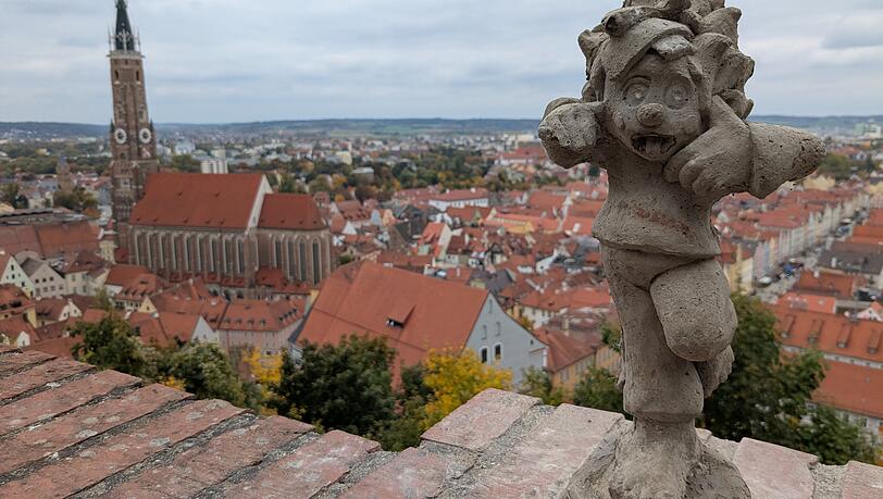 Diese Pumuckl-Figur auf der Burg Trausnitz in Landshut ist immer wieder besch&auml;digt worden. Insgesamt waren ein Jahr lang zehn Pumuckl-Motive im Stadtgebiet verteilt.