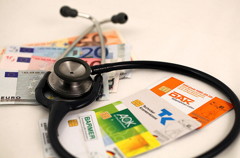 Laut einer "Handelsblatt"-Umfrage schaut es düster aus bei den gesetzlichen Krankenkassen. Im ersten Halbjahr 2015 lag das Defizit demnach bei fast einer halben Milliarde Euro.