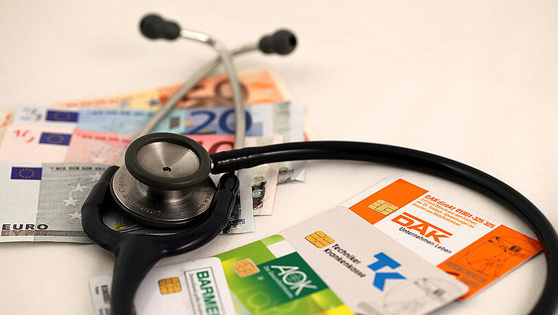 Laut einer "Handelsblatt"-Umfrage schaut es düster aus bei den gesetzlichen Krankenkassen. Im ersten Halbjahr 2015 lag das Defizit demnach bei fast einer halben Milliarde Euro. Laut einer "Handelsblatt"-Umfrage schaut es düster aus bei den gesetzlichen Krankenkassen. Im ersten Halbjahr 2015 lag das Defizit demnach bei fast einer halben Milliarde Euro.