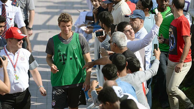 Dagegen nimmt Thomas Müller ein Bad in der Menge, als er per pedes zurück ins Hotel geht.