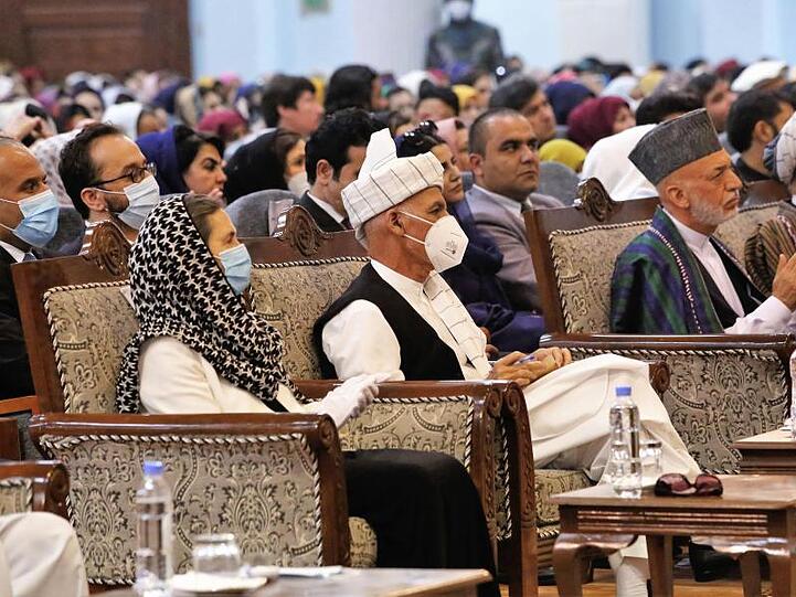 Afghanistans Präsident Aschraf Ghani (2.v.l) hatte die umstrittene Anordnung zur Freilassung bereits am Montag unterzeichnet.