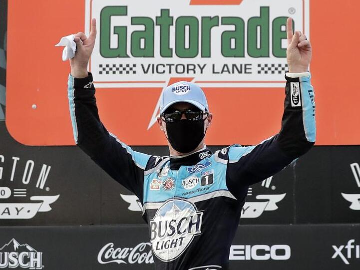 Nach der Corona Zwangspause gewinnt Kevin Harvick aus den USA.