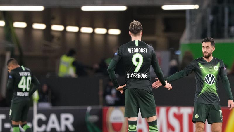 Wolfsburgs Victor Joao (l-r), Wout Weghorst und Yunus Malli stehen nach dem Spiel gegen Gent auf dem Rasen. Wolfsburgs Victor Joao (l-r), Wout Weghorst und Yunus Malli stehen nach dem Spiel gegen Gent auf dem Rasen.