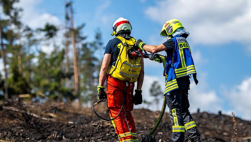 Mit Löschrucksäcken gehen die Feuerwehrleute etwa gegen Glutnester vor. Mit Löschrucksäcken gehen die Feuerwehrleute etwa gegen Glutnester vor.