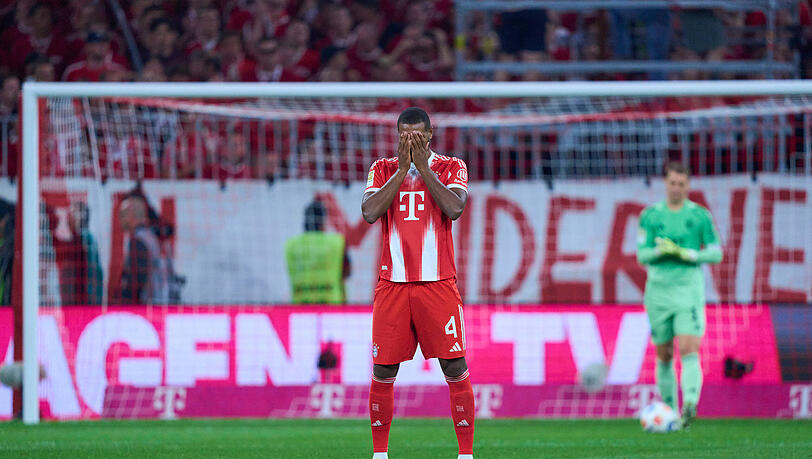 Kein Zeichen der Verzweiflung: FC-Bayern-Kicker Jonathan Tah und sein Ritual der Ruhe vor dem Ansto&szlig;.
