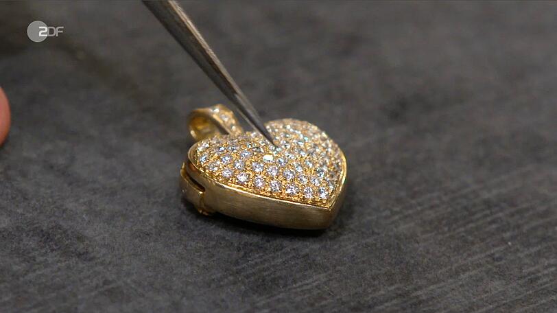 Ein Herz aus 750er Gold mit Diamanten stammte laut Heide Rezepa-Zabel von einem anderen Schmuckst&uuml;ck und diente dort wohl als Verschluss. F&uuml;r den umgearbeiteten Anh&auml;nger von 1970 bis 1990 wurden 1.200 Euro gew&uuml;nscht, 1.700 bis 2.000 Euro taxiert und von Elke Velten 1.500 Euro gezahlt.