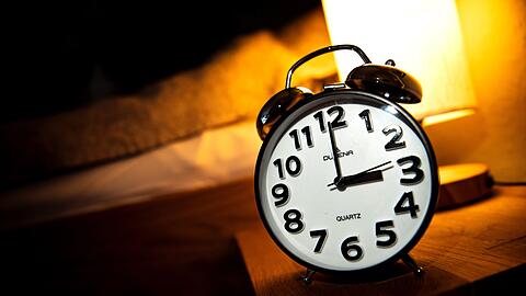 Am Ende der Sommerzeit wie Uhr wird um eine Stunde zur&uuml;ckgestellt. (Symbolbild)